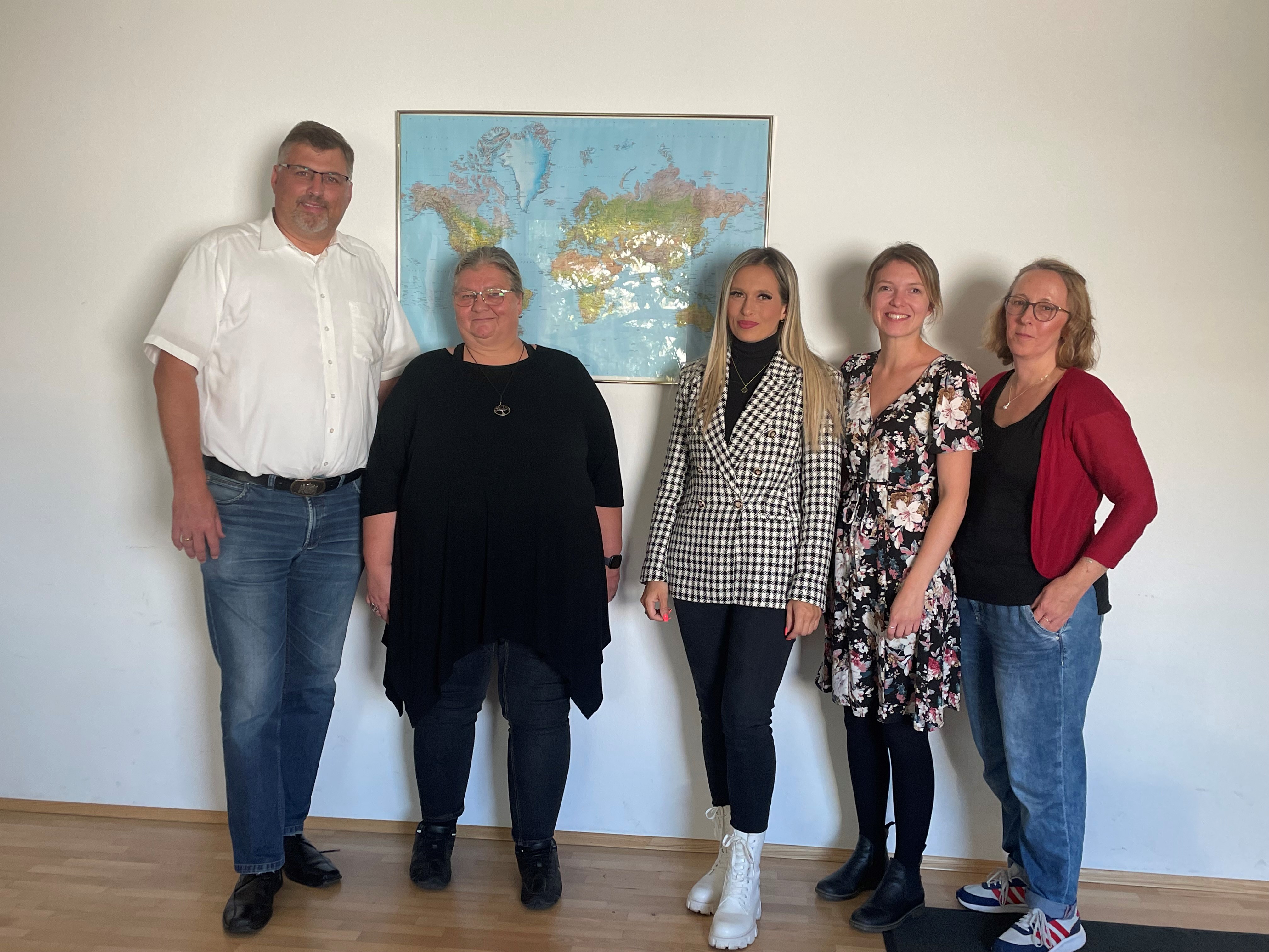 Landrat Stefan Löwl mit Caroline Palminha und Denija Slipicevic vom Verein Hilfe von Mensch zu Mensch sowie Carolin Sandhorst und Nuala Catherine McGeady-Mett vom Fachdienst Asyl und Migration der Caritas Dachau