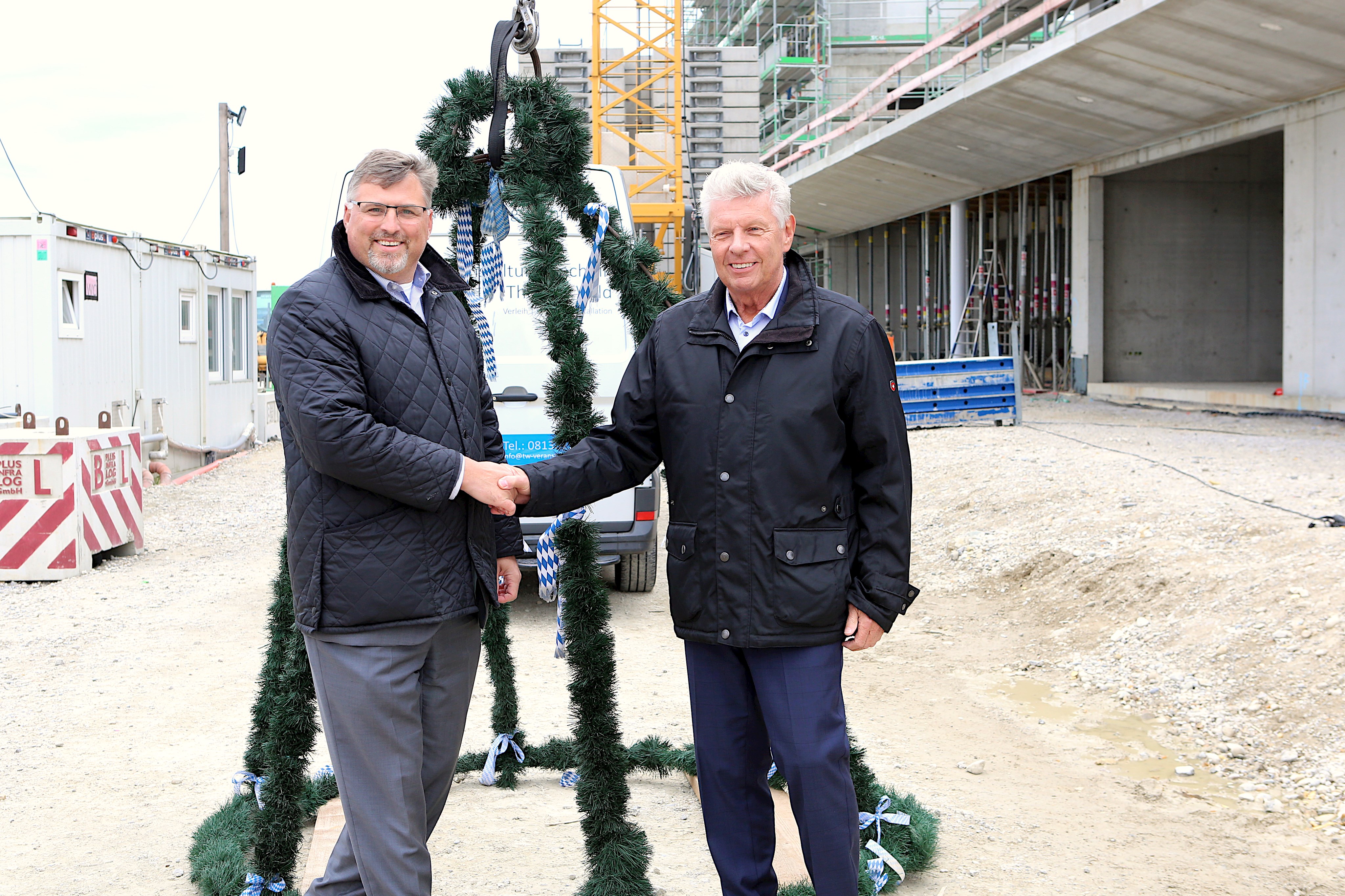 Landrat Stefan Löwl und Oberbürgermeister Dieter Reiter beim Richtfest am Gymnasium Karlsfeld