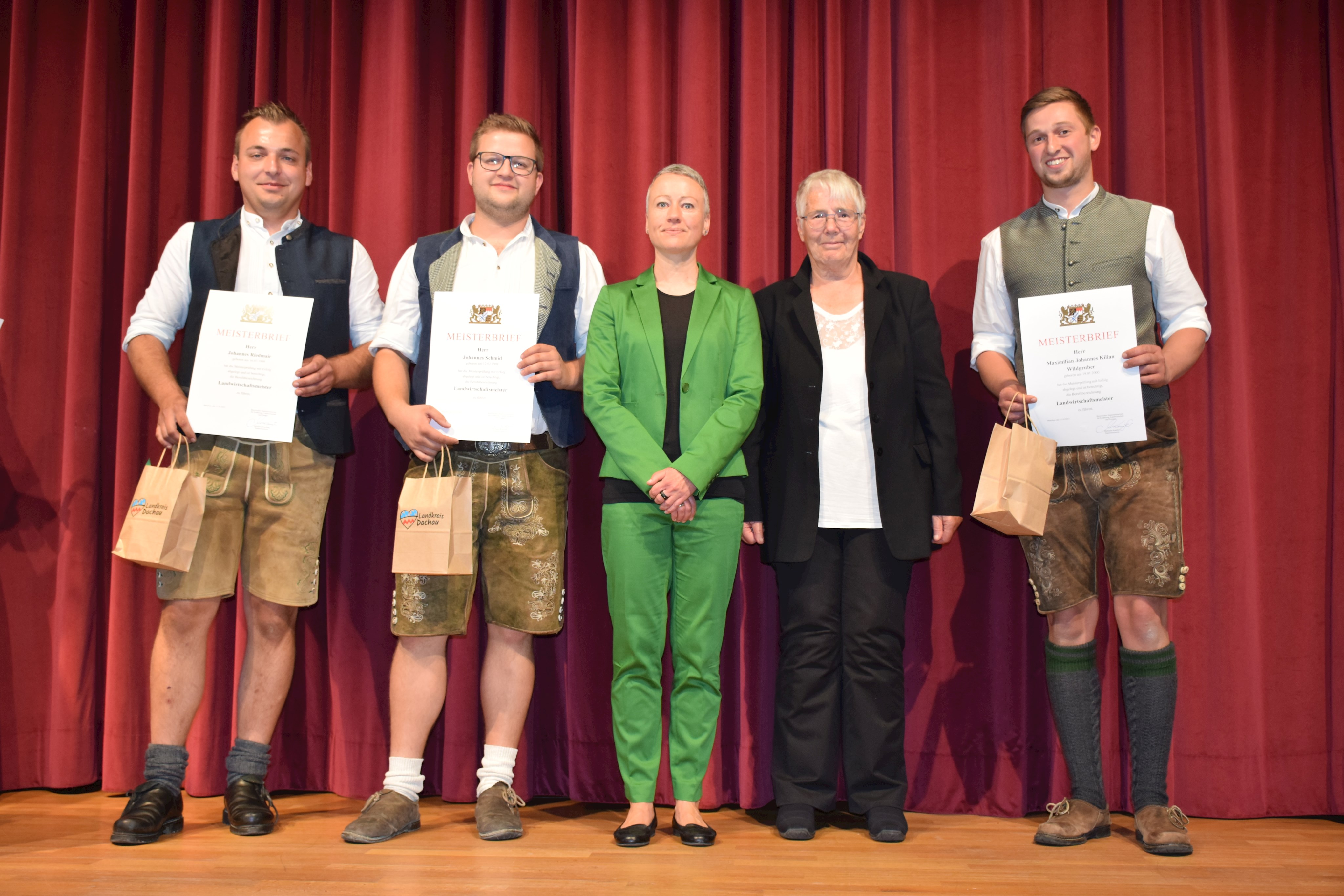 Regierung von Oberbayern
Übergabe der Meisterbriefe an die Landwirtschaftsmeister des Landkreises Dachau Holzkirchen im Oktober  2023
Von links nach rechts: Johannes Riedmair aus Erdweg, Johannes Schmid aus Markt Indersdorf Regierungsvizepräsidentin Sabine Kahle Sander,  Stellvertr. Landrätin Marese Hoffmann und Maximilian Wildgruber aus Haimhausen
Nicht anwesende Meister : Ludwig Reisner aus Hilgertshausen, Bianca Strobl aus Röhrmoos, Josef Taferner aus Bergkirchen und Matthias Wackerl aus Hebertshausen