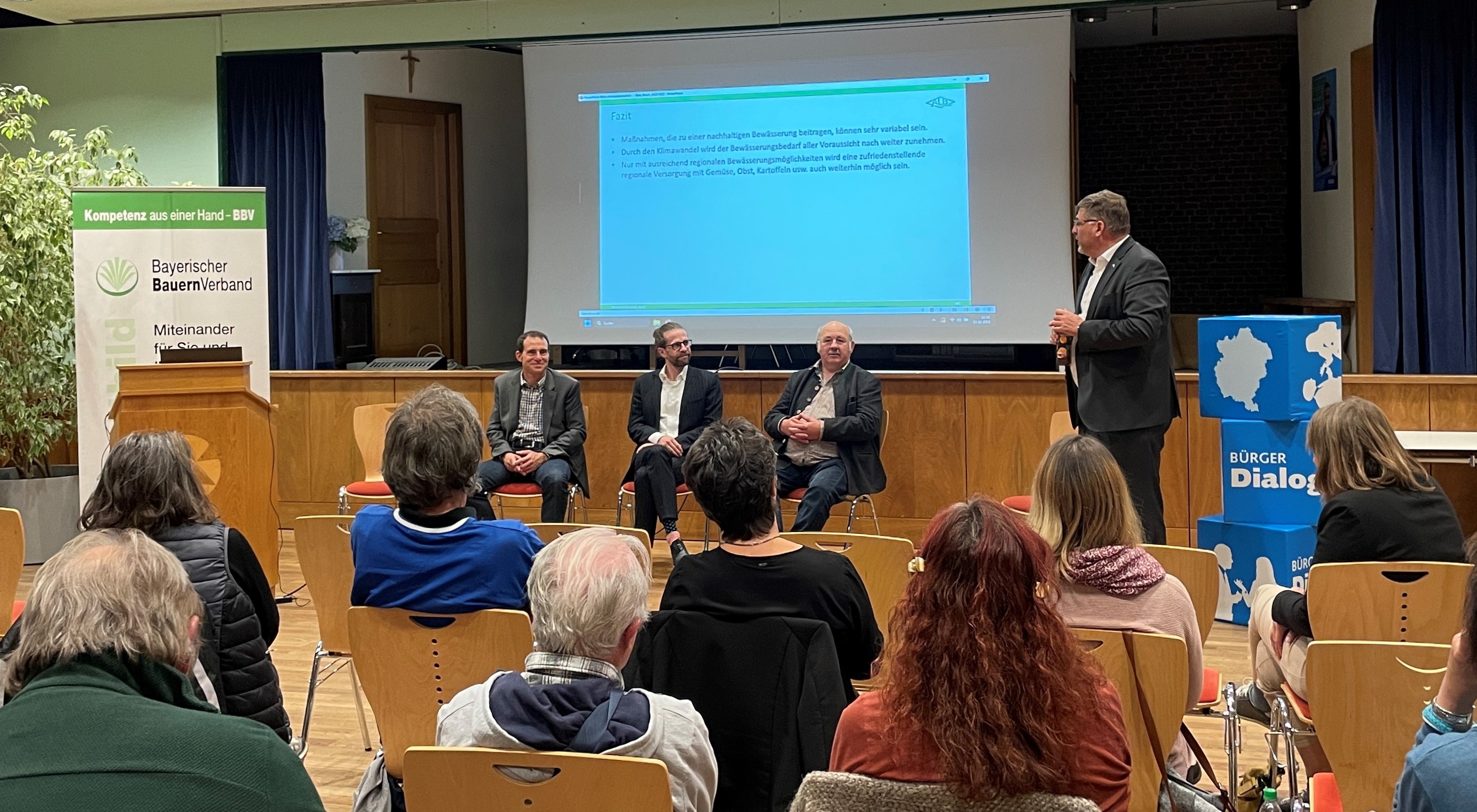 Das Diskussionsforum beim Bürgerdialog zum Thema Niederschlag und Wasserhaushalt – Auswirkungen des Klimawandels“ von links nach rechts: Dr. Martin Müller, Geschäftsführer der Arbeitsgemeinschaft Landtechnik und Landwirtschaftliches Bauwesen in Bayern e.V. (ALB), Andreas Ehstand, Leiter der Abteilung Dachau am Wasserwirtschaftsamt München, Simon Sedlmair, Kreisobmann des Bayerischen Bauernverbandes und Landrat Stefan Löwl