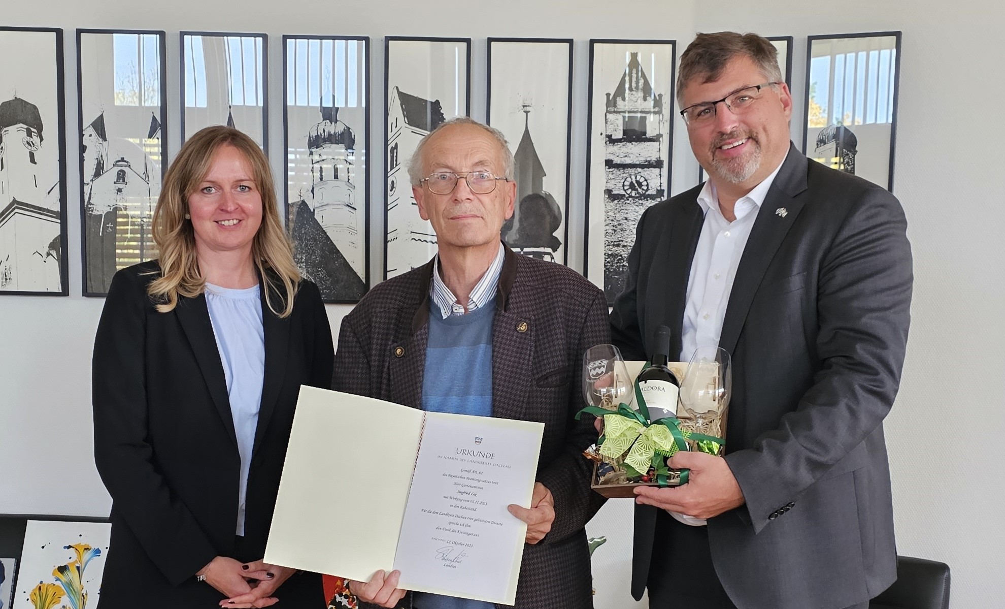 Landrats Stefan Löwl und Sabine Schöttl, Sachgebietsleitung Naturschutz mit Siegfried Lex (mitte), der sich nach 40 Jahren im Landratsamt in den Ruhestand verabschiedet