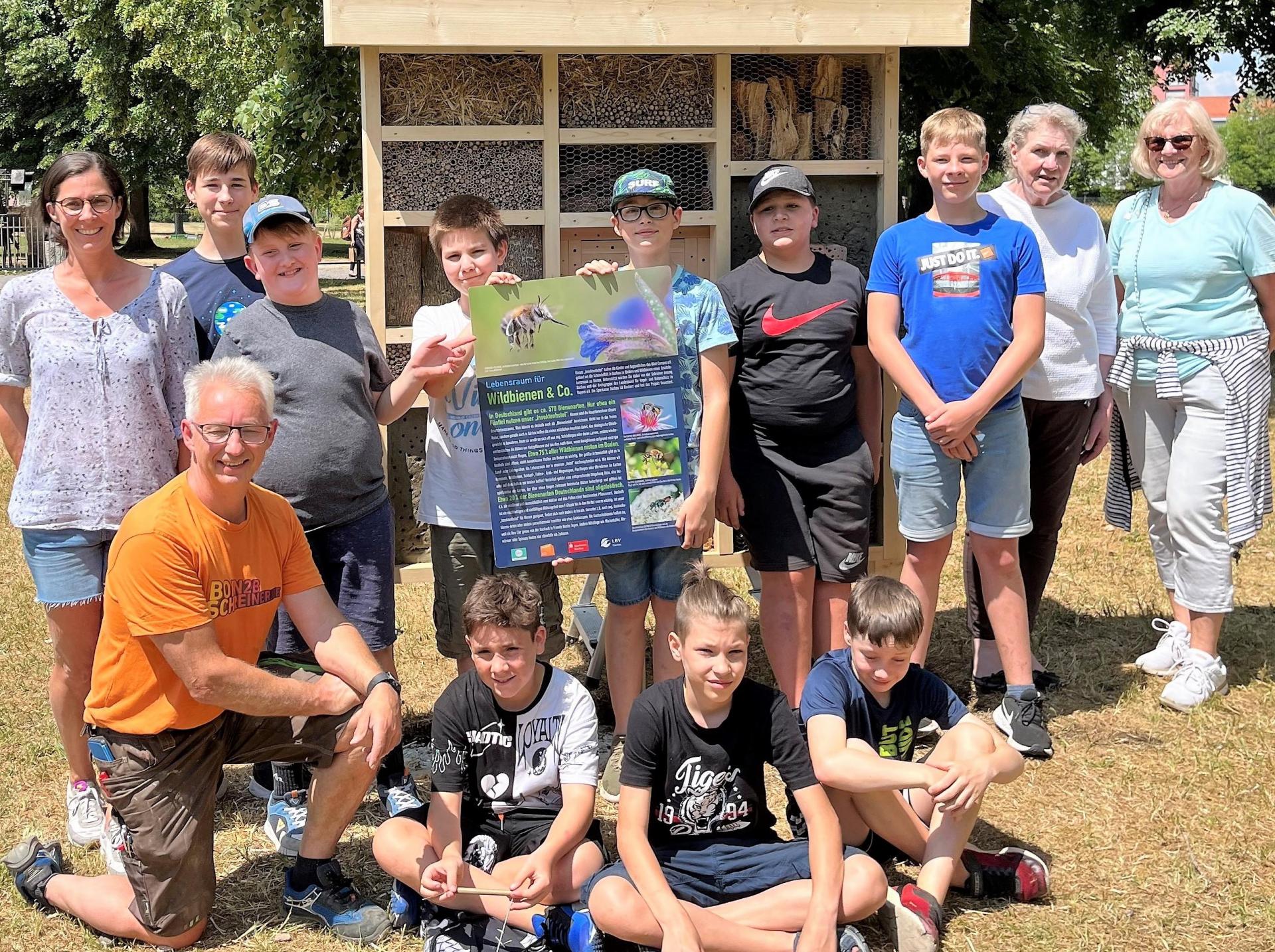 MINT-Campus Dachau: Kinder bauen Insektenhotels