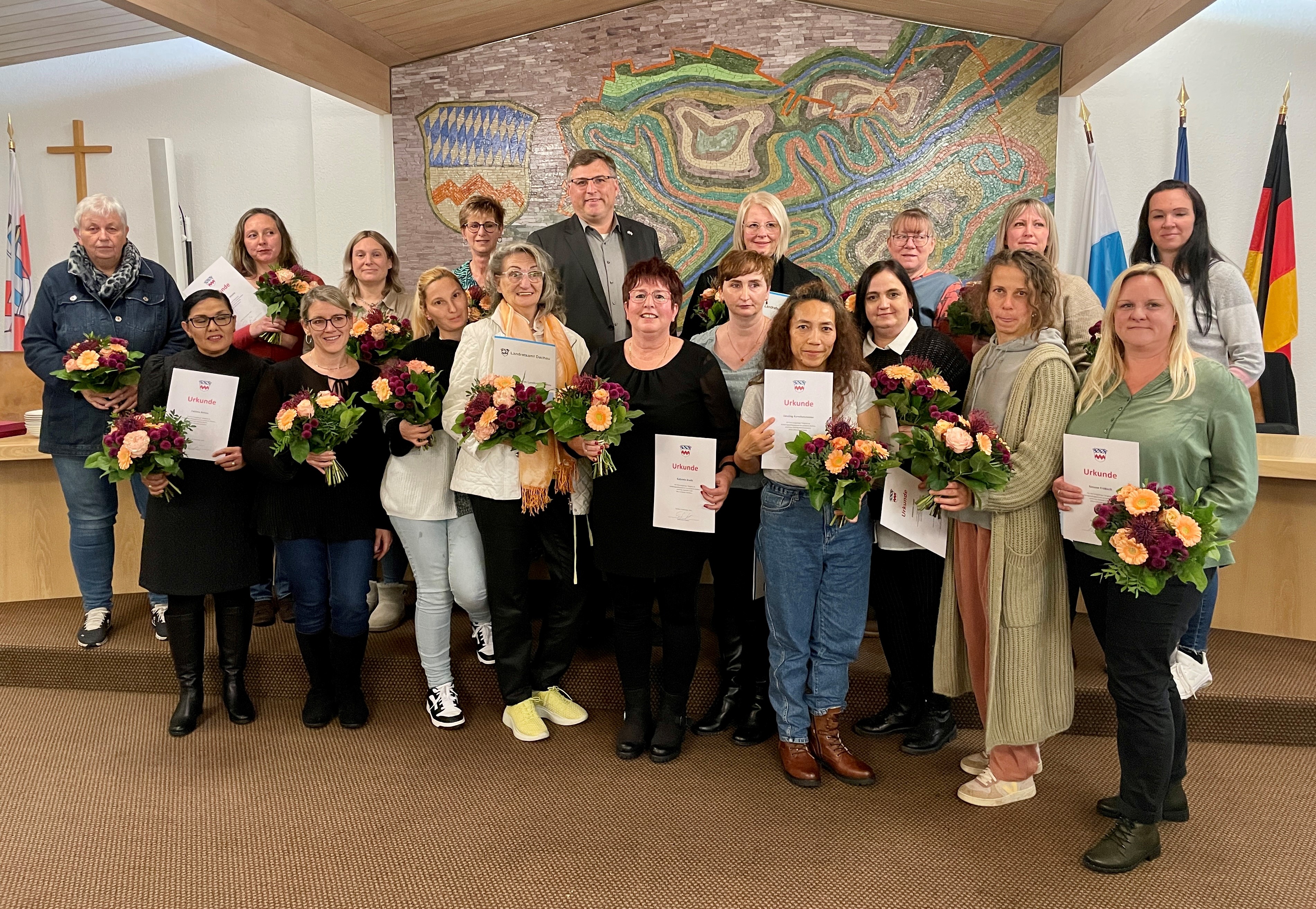 Anerkennung für langjähriges Engagement: Landrat Löwl ehrt Kindertagespflege im Landkreis Dachau