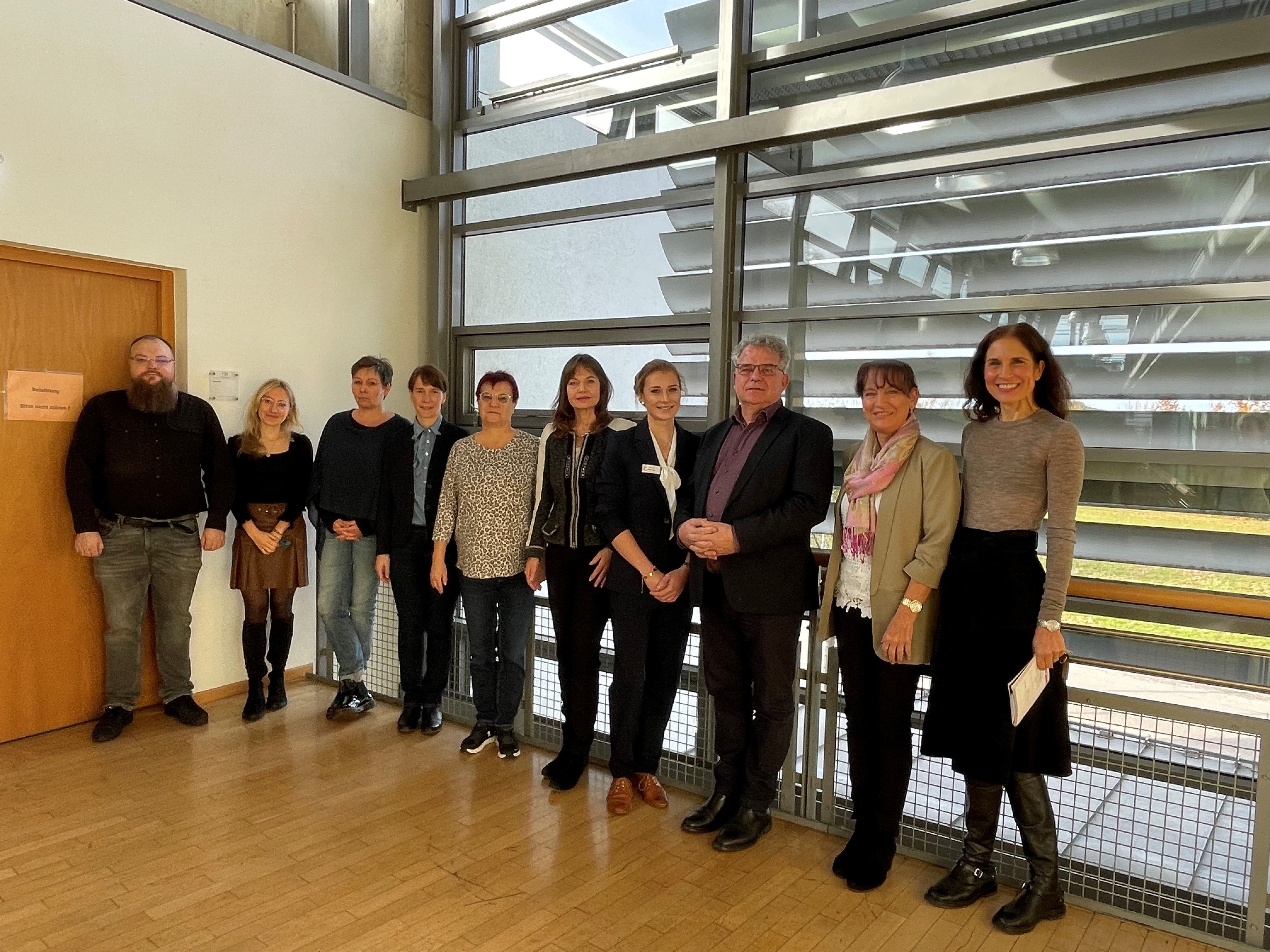 Die Vertreter der teilnehmen Institute der Suchthilfe und -prävention im Landkreis Dachau Namen von links nach rechts: Sascha Neumeier, Drobs e.V., Lena Scherer, Gesundheitsamt Dachau, Heike Lutz, Caritas Dachau, Birgit Fischer, Therapienetz Essstörung, Dachau, Sylvia Neumeier, Drobs e.V., Bärbel Löhnert, kpb Fachambulanz, Miriam und Franz Wimmer, Therapienetz Essstörung, Dr. Monika Baumgartner und Eva von Kummant, GA Dachau