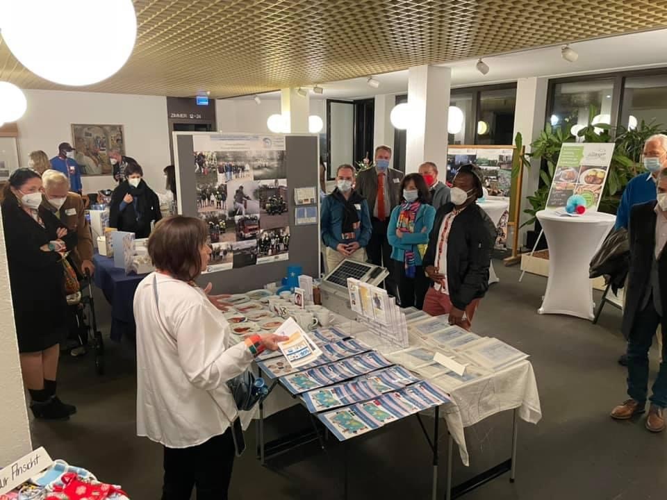 Im Foyer des Landratsamtes bestaunen Besucherinnen und Besucher die kunterbunte Mischung an Ergebnissen jahrelanger Projektarbeit. Zu sehen sind hier Kinderbücher, Erklärspiele genauso wie tolle Produkte aus recycletem Material.