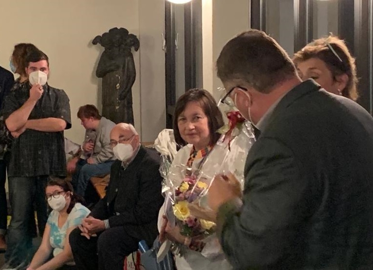 Landrat Stefan Löwl überreicht der Projektleiterin Michaela Wintermayr-Greck einen Blumenstrauß als Anerkennung ihres Engagements.