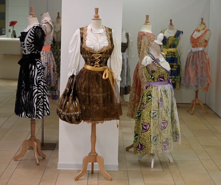 Ausstellungsstücke im Dirndl-Look interpretiert durch internationale Stoffprints und interkulturelle Designideen.