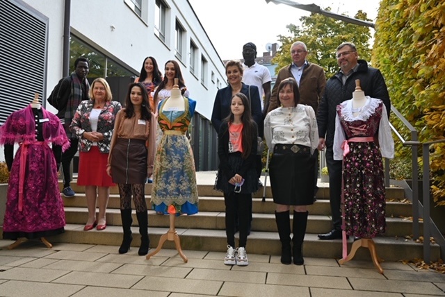 Gastgeber und Vorstand Volksbank Raiffeisenbank Dachau, Thomas Höbel Landrat Stefan Löwl und Ehrenamtsbeauftragte der Bayerischen Staatsregierung, Eva Gottstein, mit den ehrenamtlich engagierten Designern, Produzenten, Models und Unterstützerinnen.