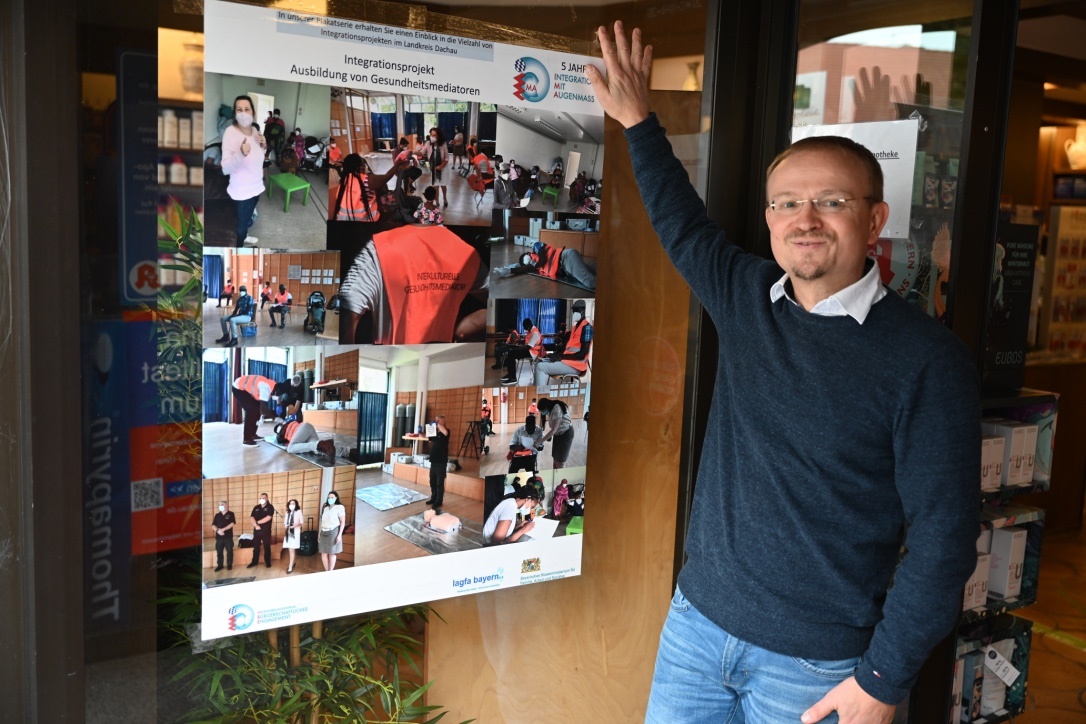 Apotheker Maximilian Lernbecher unterstützt das IMA Projekt und stellte eines der Aktions-Plakate in seinen Räumlichkeiten aus.