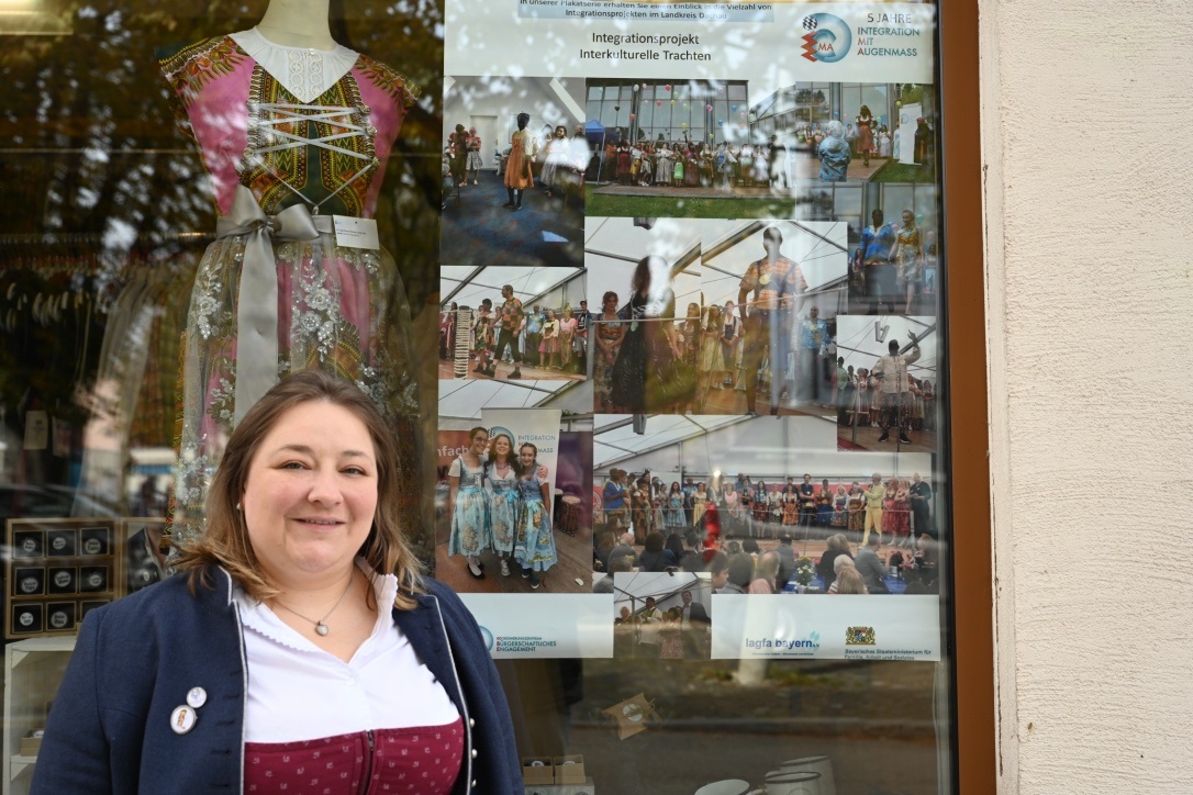 Unternehmerin Melanie Ullmann unterstützt das IMA Projekt und stellte eines der Aktions-Plakate in ihren Geschäftsräumen aus.