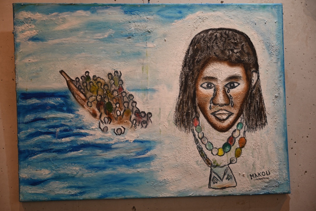 Ein Bild, dass Flüchtende in einem Boot auf dem Meer darstellt und daneben ein Mensch dessen Gesicht sich Angst und Trauer widerspiegeln.