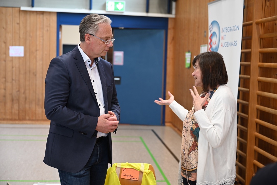 Frau Wintermayr-Greck im Gespräch mit Herrn Bürgermeister Fath zu den Exponaten aus dem IMA Projekt.