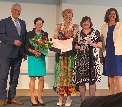Übergabe der Auszeichnung durch Herrn Herrmann, Frau Aigner und Frau Brendel-Fischer.