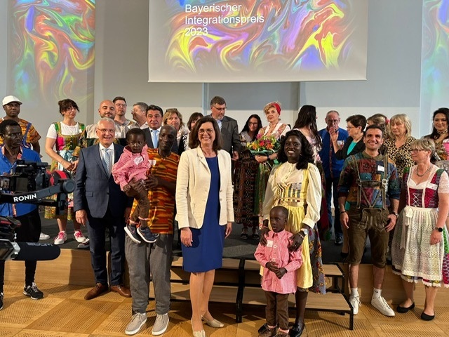 Großes Gruppenbild mit Joachim Herrmann und Ilse Aigner bei der Preisverleihung im Maximilianeum