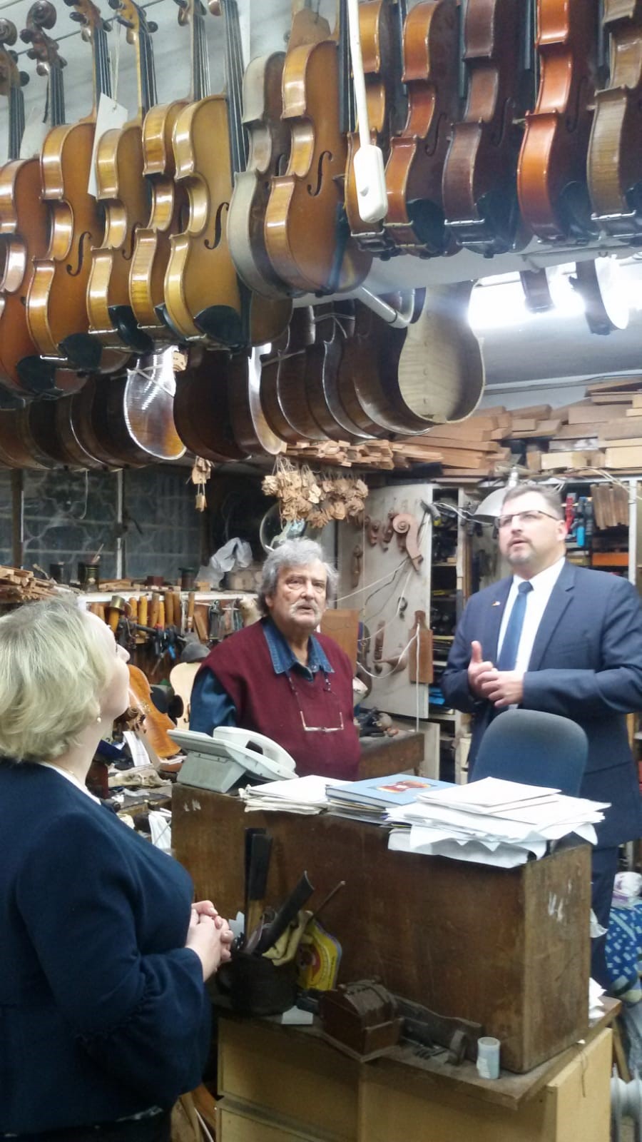 Landrat Stefan Löwl bei seinem Besuch in der Werkstatt