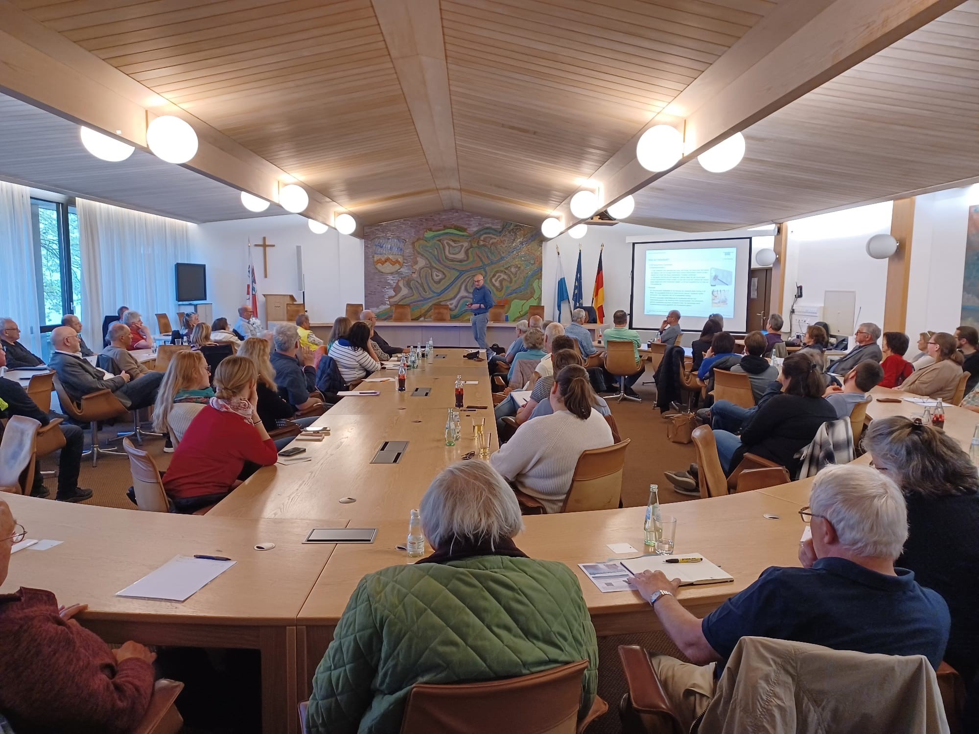 Die Teilnehmenden der Veranstaltung im großen Sitzungssaal im Landratsamt Dachau