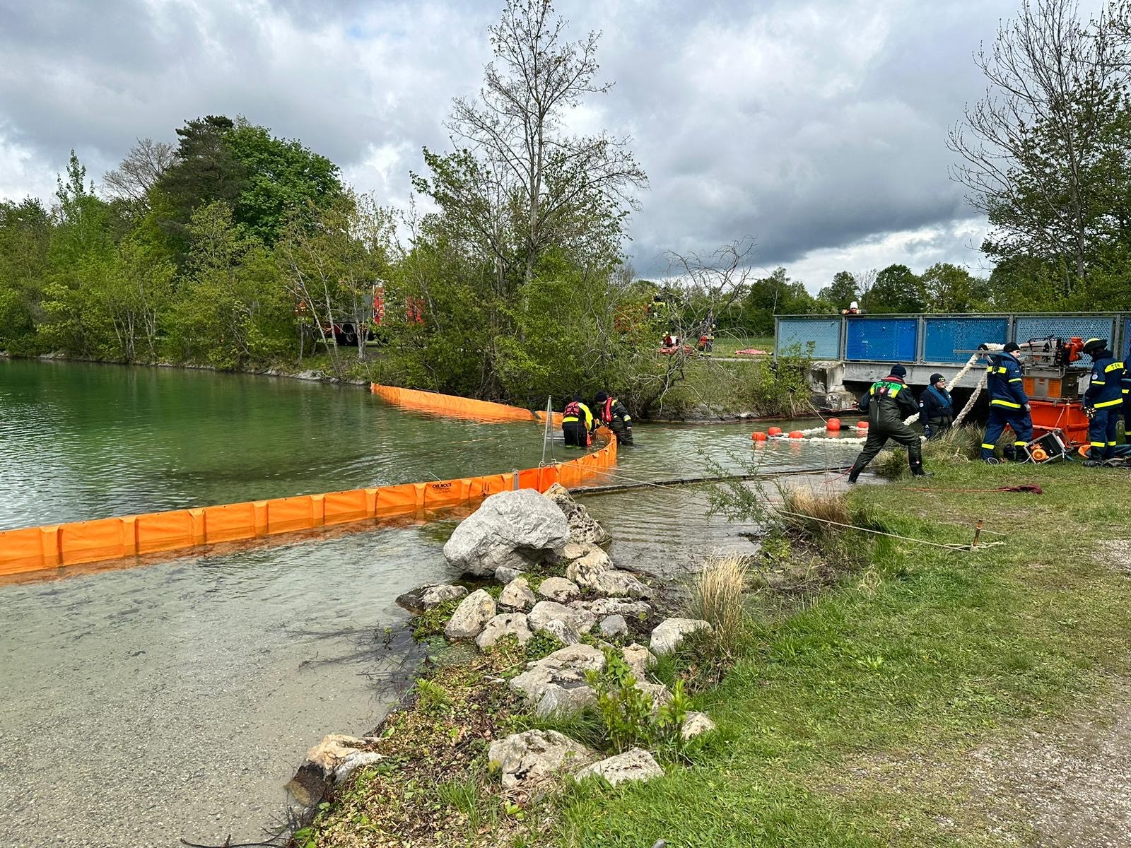 Ölwehr am Karlsfelder See im Rahmen der Katstrophenschutzübung