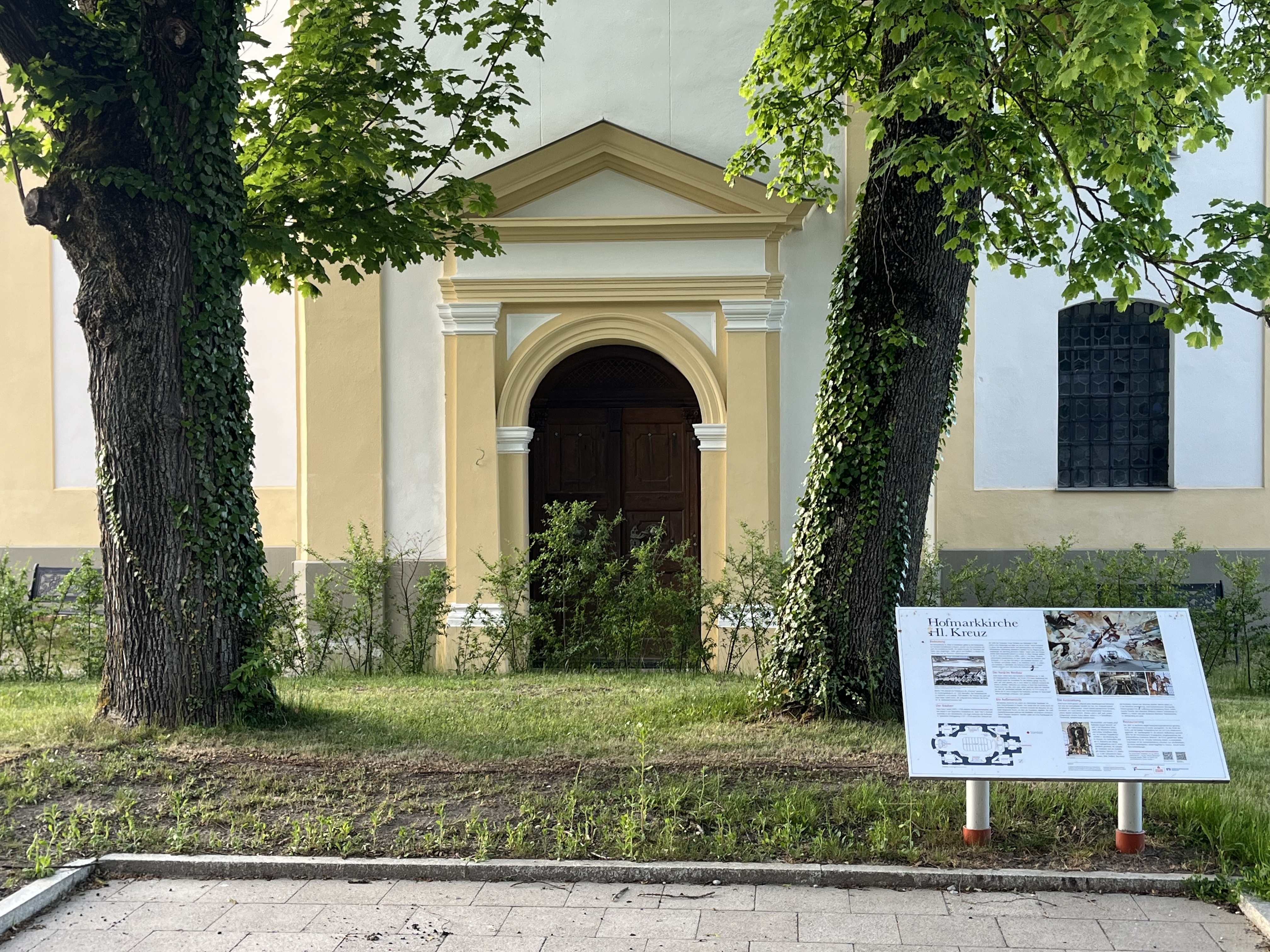 Das Infopanel vor der Hofmarkkirche in Schönbrunn