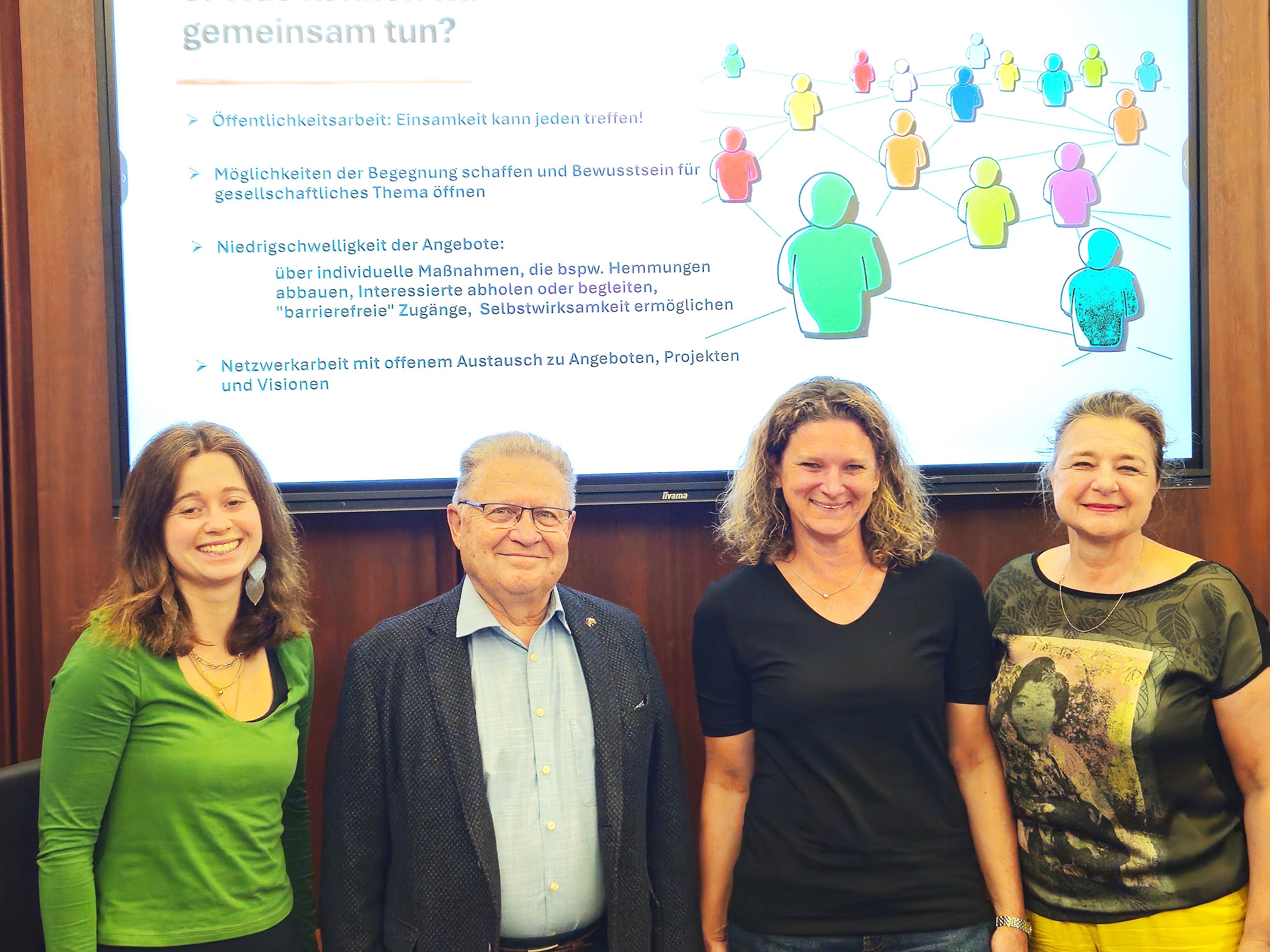 Reinhold Heiss, Vorsitzender des Landkreisseniorenbeirates zusammen mit Beiratsmitglied Alexandra Schäfer, sowie Jenny Brunken und Lena Maurer von der Beratungsstelle für seelische Gesundheit im Alter des Caritas-Zentrums Dachau.