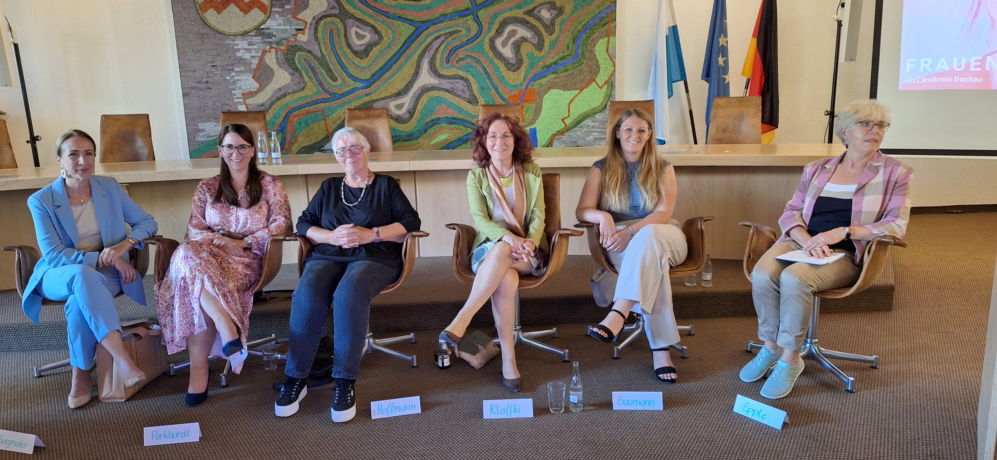 Das Podium der Veranstaltung „Frauen – Macht Politik“ von links nach rechts Stephanie Burgmaier, Martina Purkhardt, Marese Hoffmann, Marianne Klaffki, Johanna Baumann und Sonja Epple
