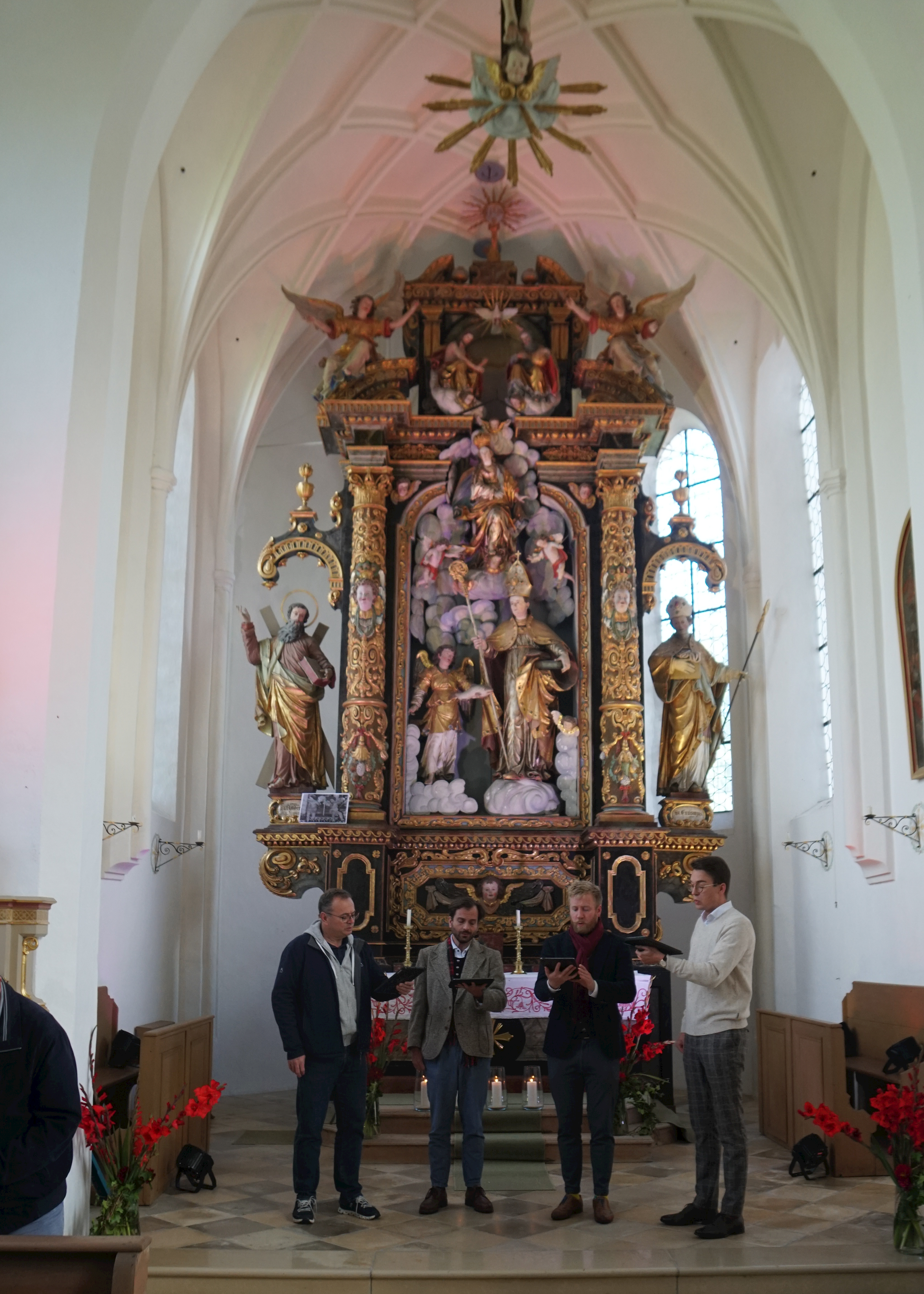 Der Chor Stimm-Tisch vor dem barocken Hochaltar von Constantin Pader