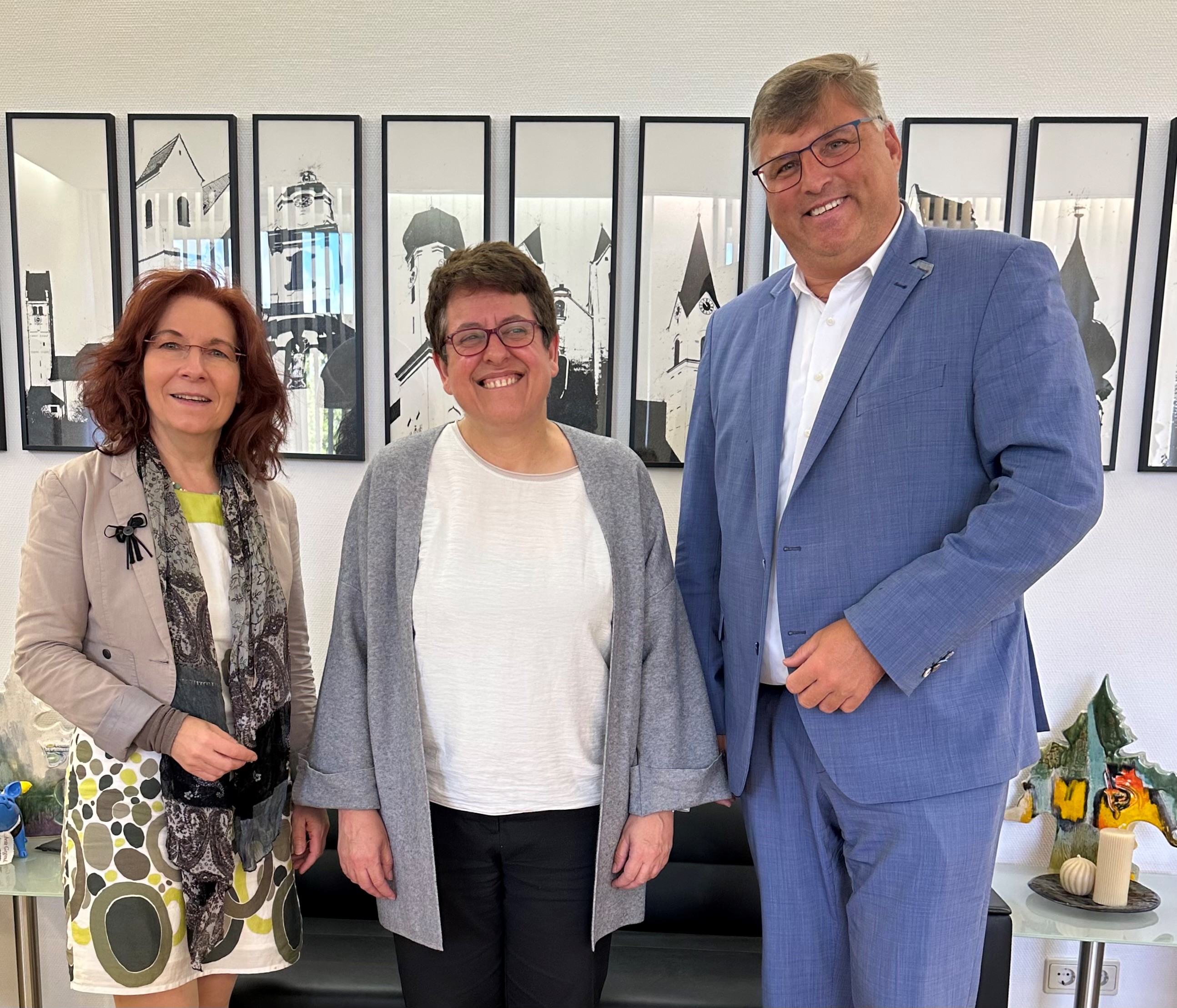 Landrat Stefan Löwl mit seiner Stellvertreterin Mariann Klaffki und Generalkonsulin des Staates Israel Silvia Beraldski Baruch