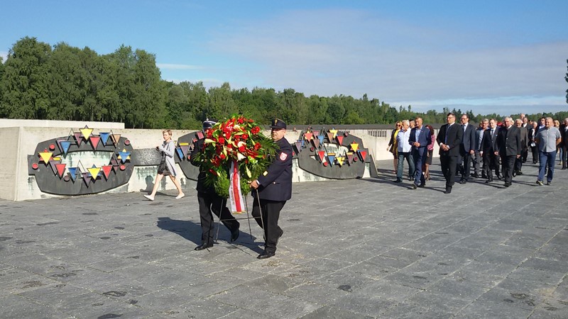 Polnische Delegation legt in der Gedenkstätte einen Kranz nieder