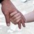 Kinderhand hält eine Erwachsenenhand