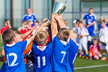 Kinder gewinnen Fußballspiel