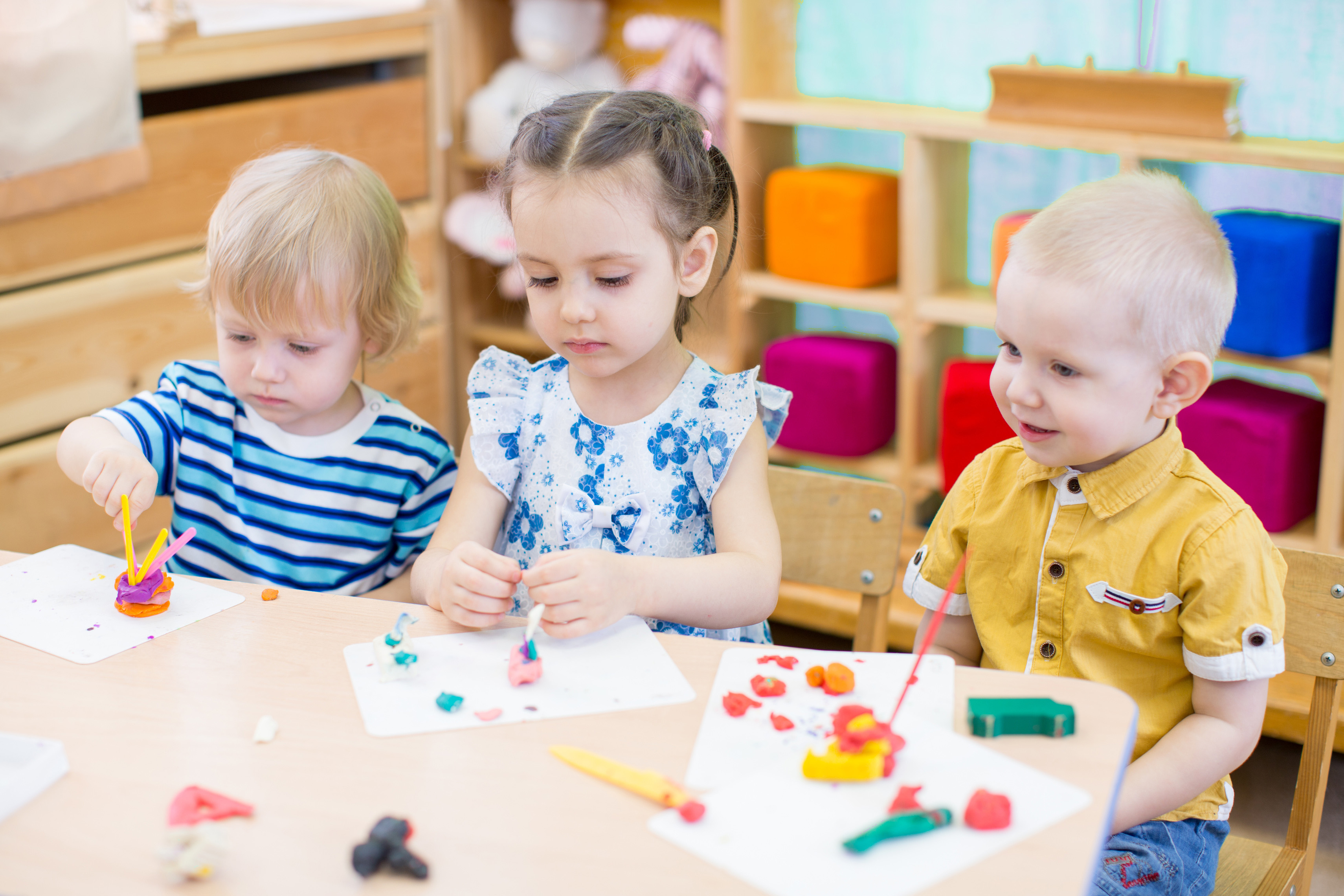 Kinder malen mit Wasserfarben im Kindergarten