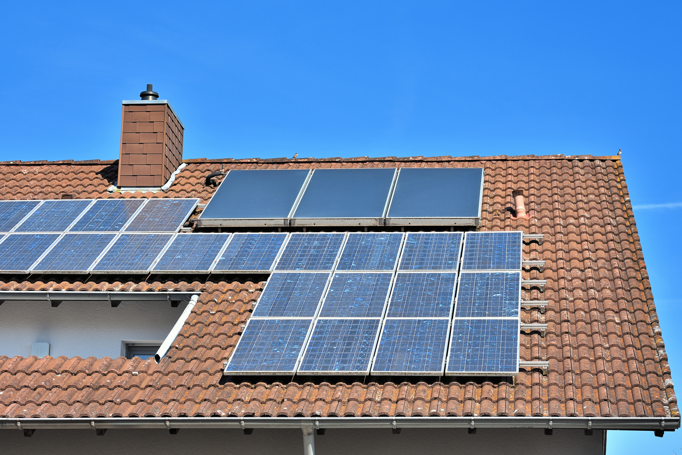 Energie und Kosten sparen mit Photovoltaik-Anlagen - Bund und Land fördern Investitionen in Batteriespeicher