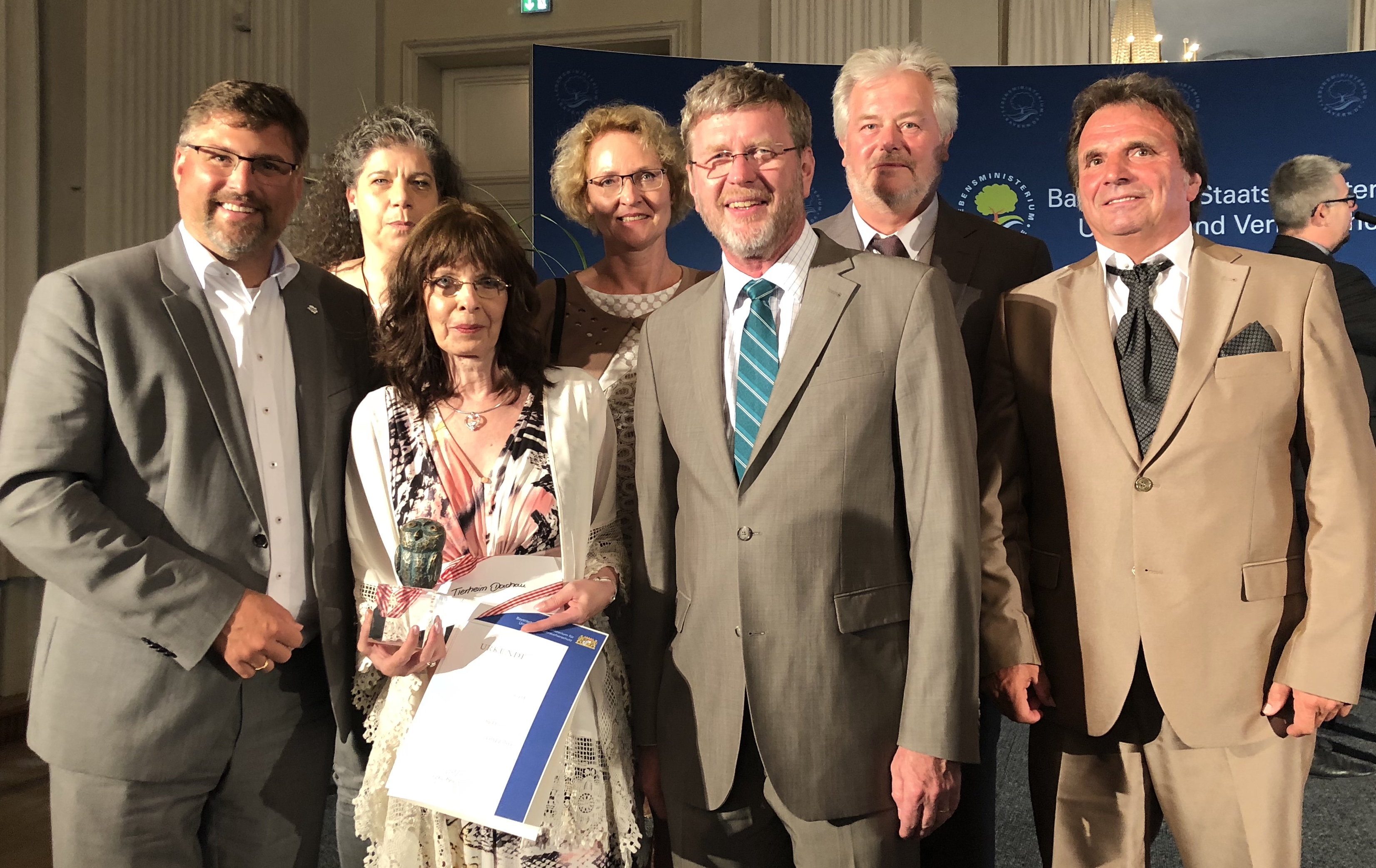 Landrat Stefan Löwl gratuliert dem Tierschutzverein Dachau e.V. zum Bayerischen Tierschutzpreis 2018