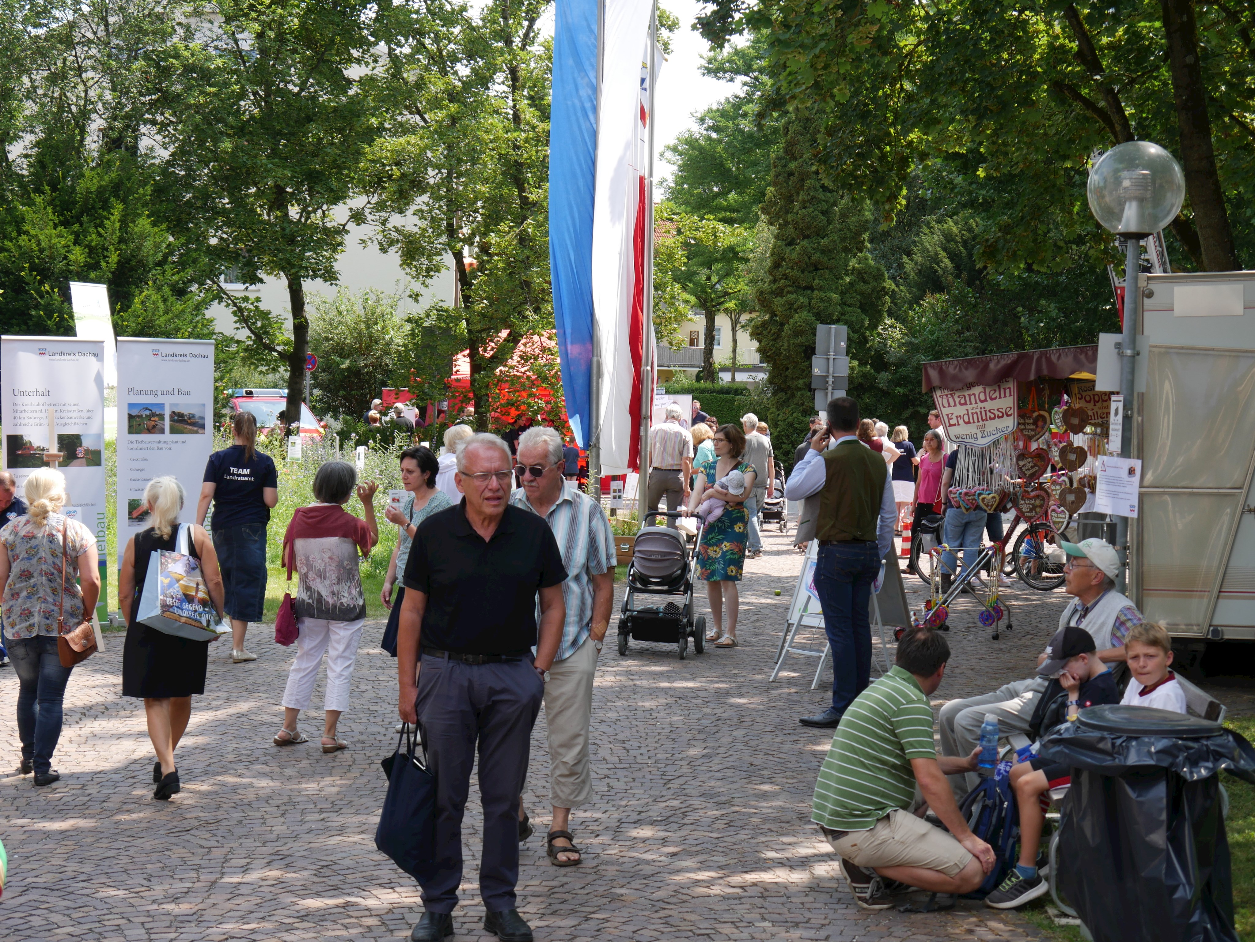 Besucher beim Tag der offenen Tür