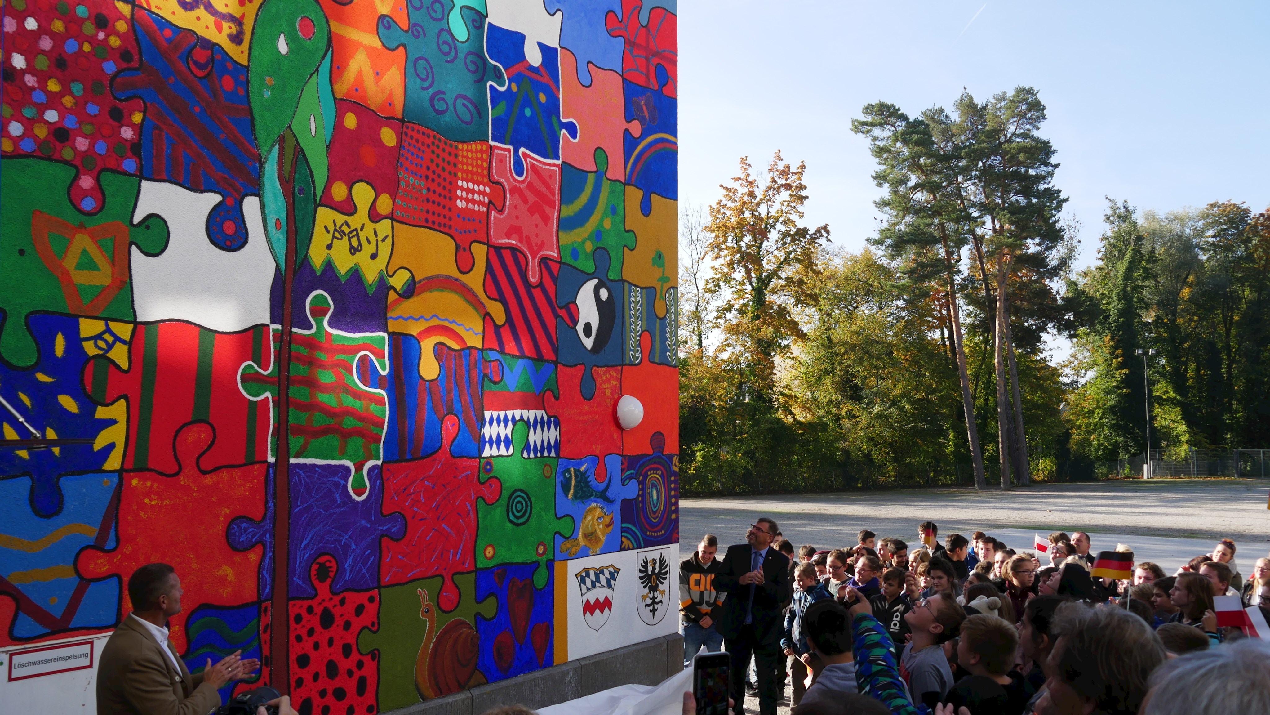 „Peace Unites“ auch in Dachau: Wandmalerei  von polnischen und deutschen Schülern enthüllt