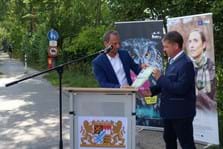 Herr Staatsminister Glauber würdigt den 1. Vorsitzenden des Vereins Dachauer Moos e.V. mit der Natura 2000-Urkunde