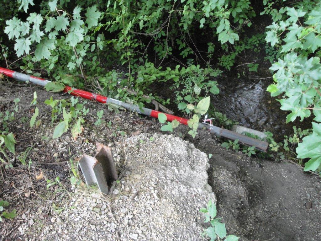 Erneuter Vandalismus an der Schranke am Tiefen Graben - Schranke wurde abgesägt und in den Bach geworfen