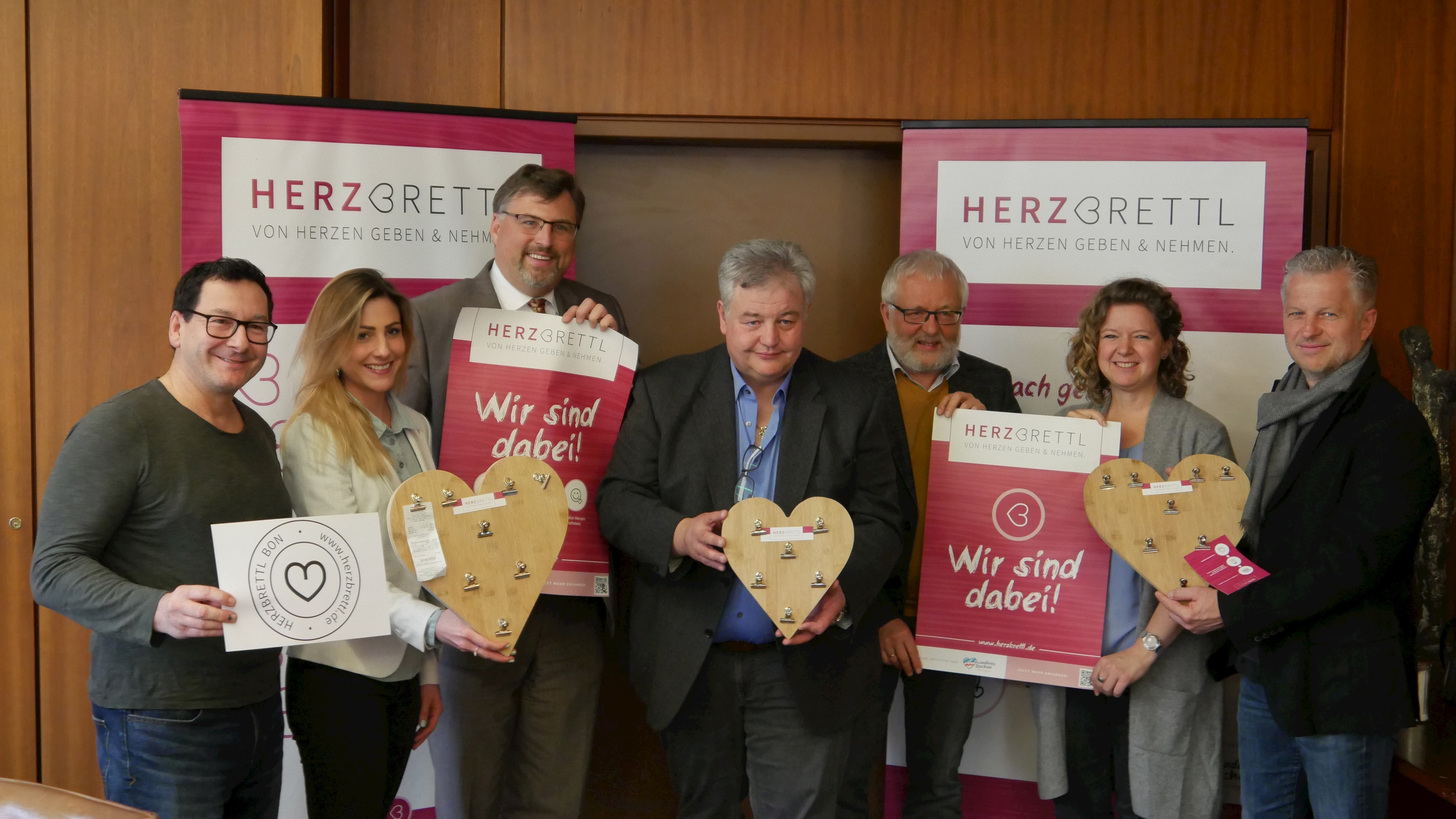 Von Herzen geben und nehmen – Landkreis gibt Startschuss für Herzbrettl-Aktion
