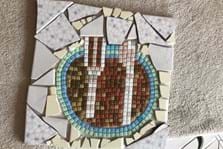 Mosaik: Teller, Messer und Gabel