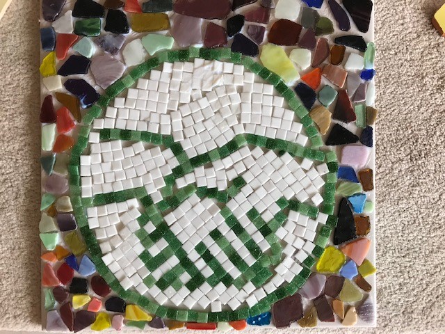 Mosaik: Hände in einem grünen Kreis