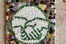 Mosaik: Hände in einem grünen Kreis