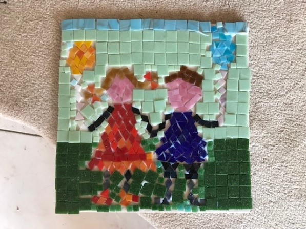 Mosaik: Junge und Mädchen stehen auf der Wiese. Mit Luftballonen in der Hand.