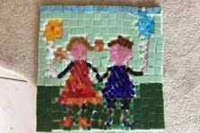 Mosaik: Junge und Mädchen stehen auf der Wiese. Mit Luftballonen in der Hand.