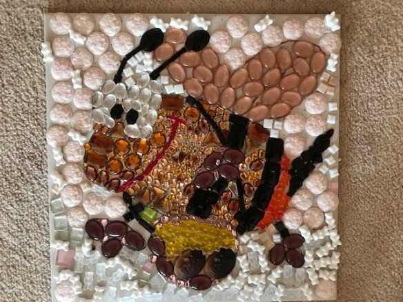 Mosaik: Biene mit Honig in der Hand