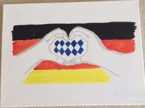 Deutschlandflagge mit Herz. Menschenhände umfassen das Herz