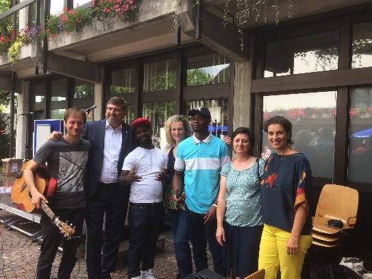 Gruppenfoto: Band mit Landrat Löwl vor dem Landratsamt