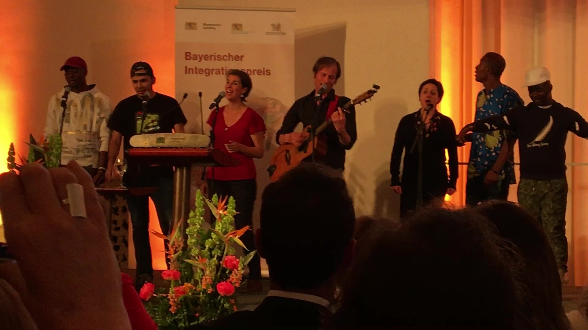 Mai 2018: Ein Auftritt anlässlich der Verleihung des Bayerischen Integrationspreises 2018 im Bayerischen Landtag. Gemeinsam mit dem Musiker und Songwriter Mathew James White, performen ehrenamtlich