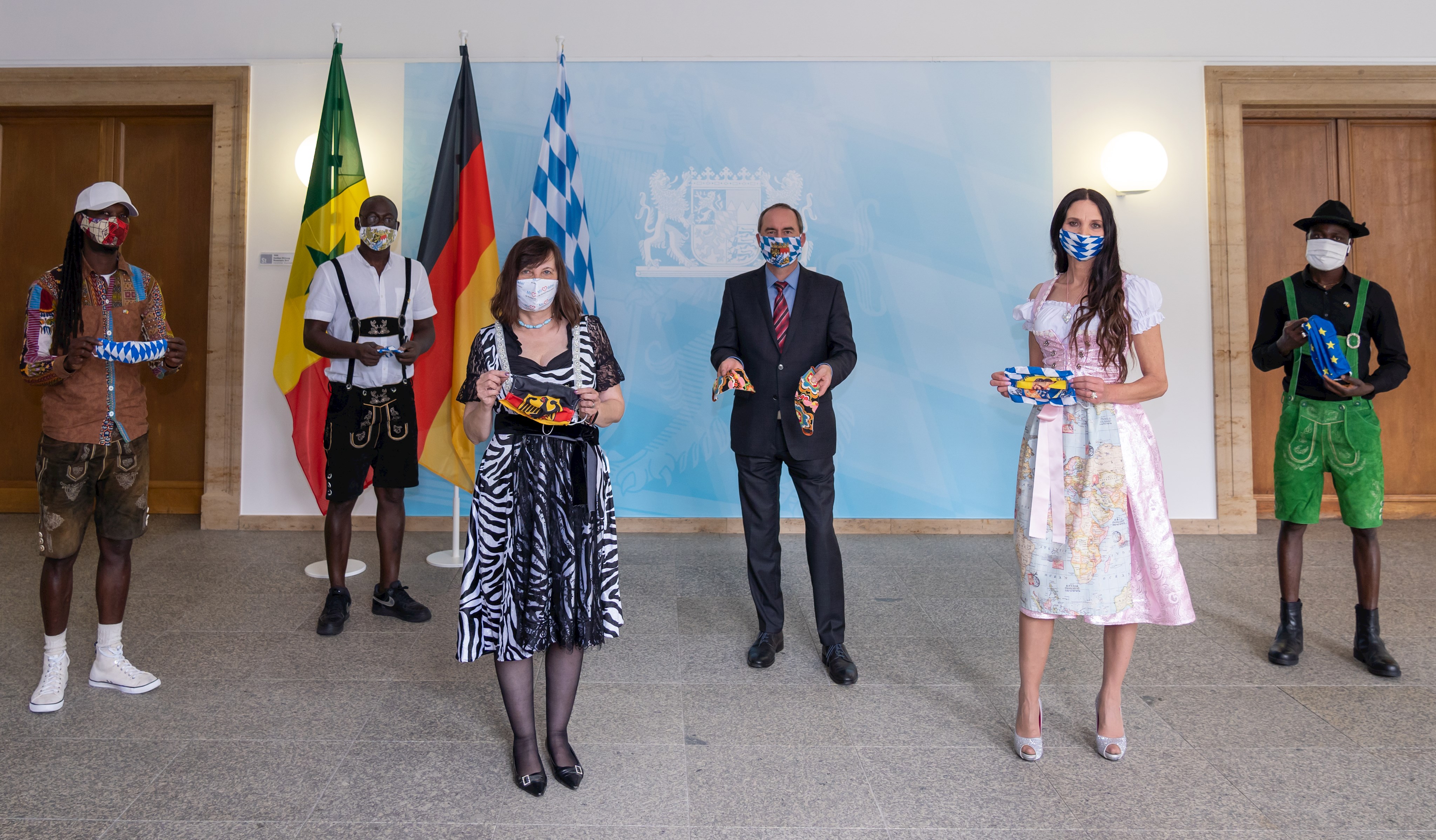 Staatsminister Hubert Aiwanger empfängt Gesichtsmaskennäher aus dem Landkreis Dachau