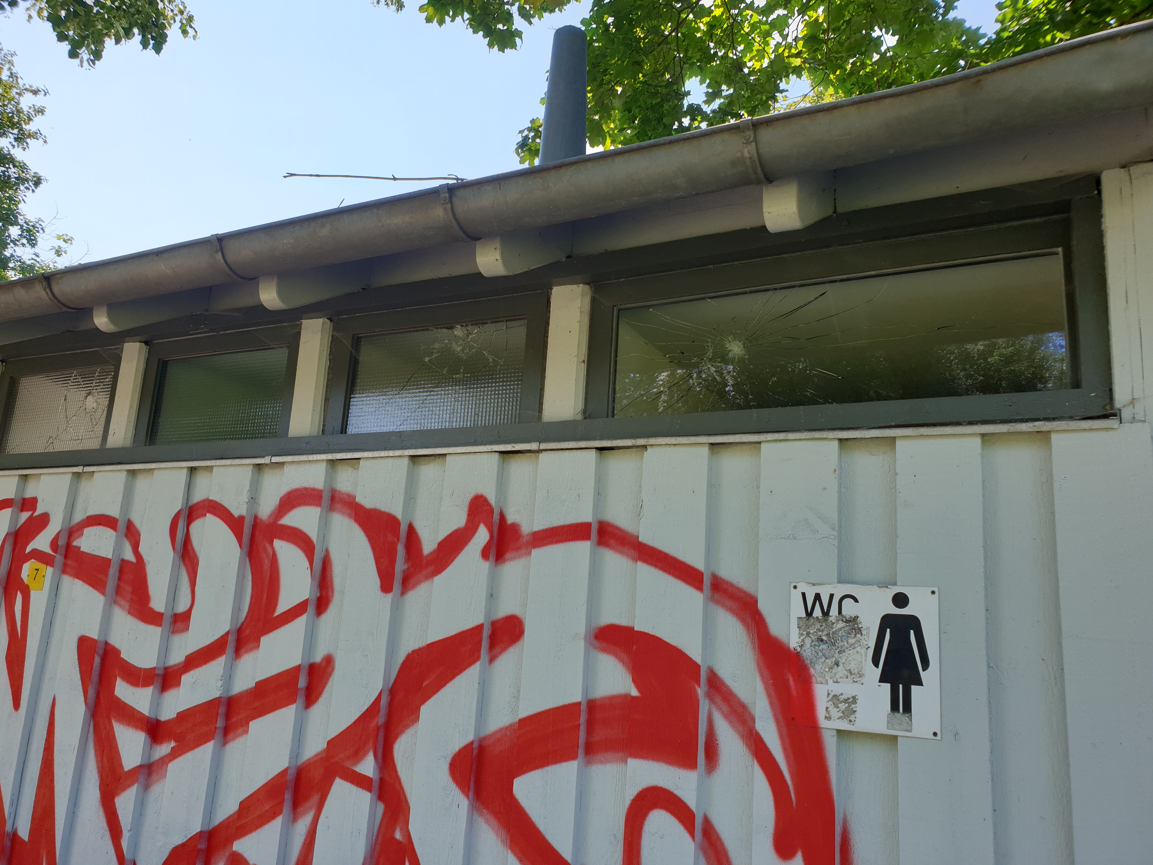 Vandalismus am Karlsfelder See - Zerstörung der noch laufenden Sanierungsarbeiten