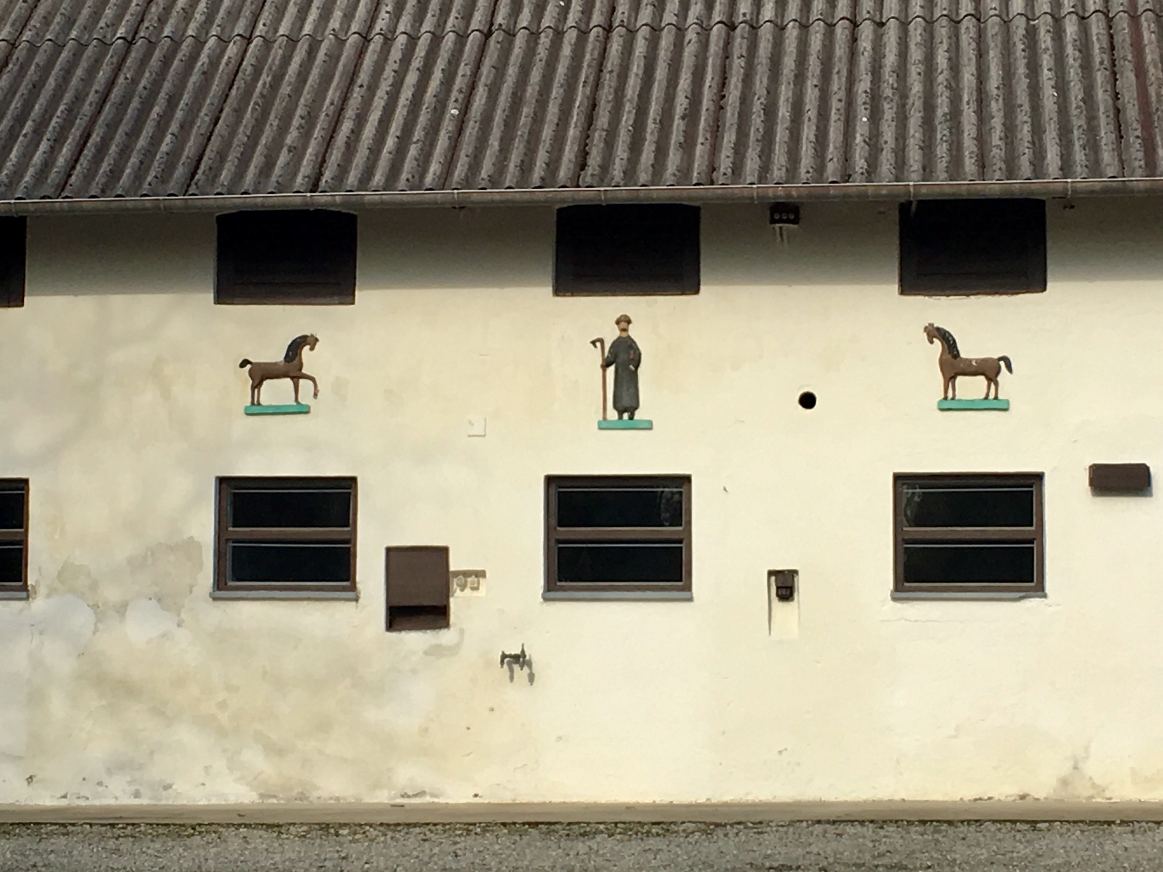 Haustafeln in Eisenhofen Leider haben wir keinen Alternativtext zu diesem Bild, aber wir arbeiten daran.