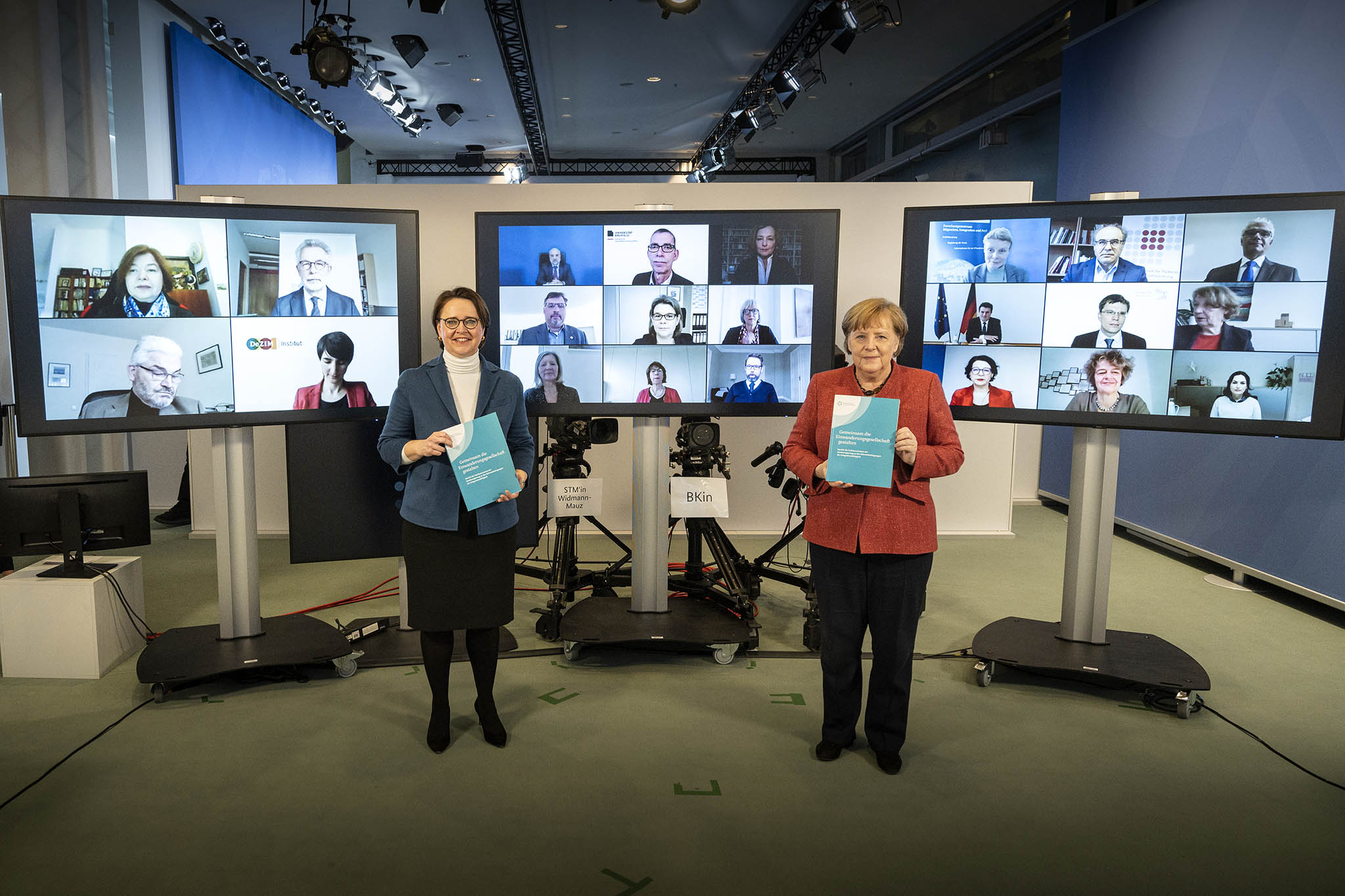 Fachkommission Integrationsfähigkeit“  übergibt Bericht an die Bundeskanzlerin